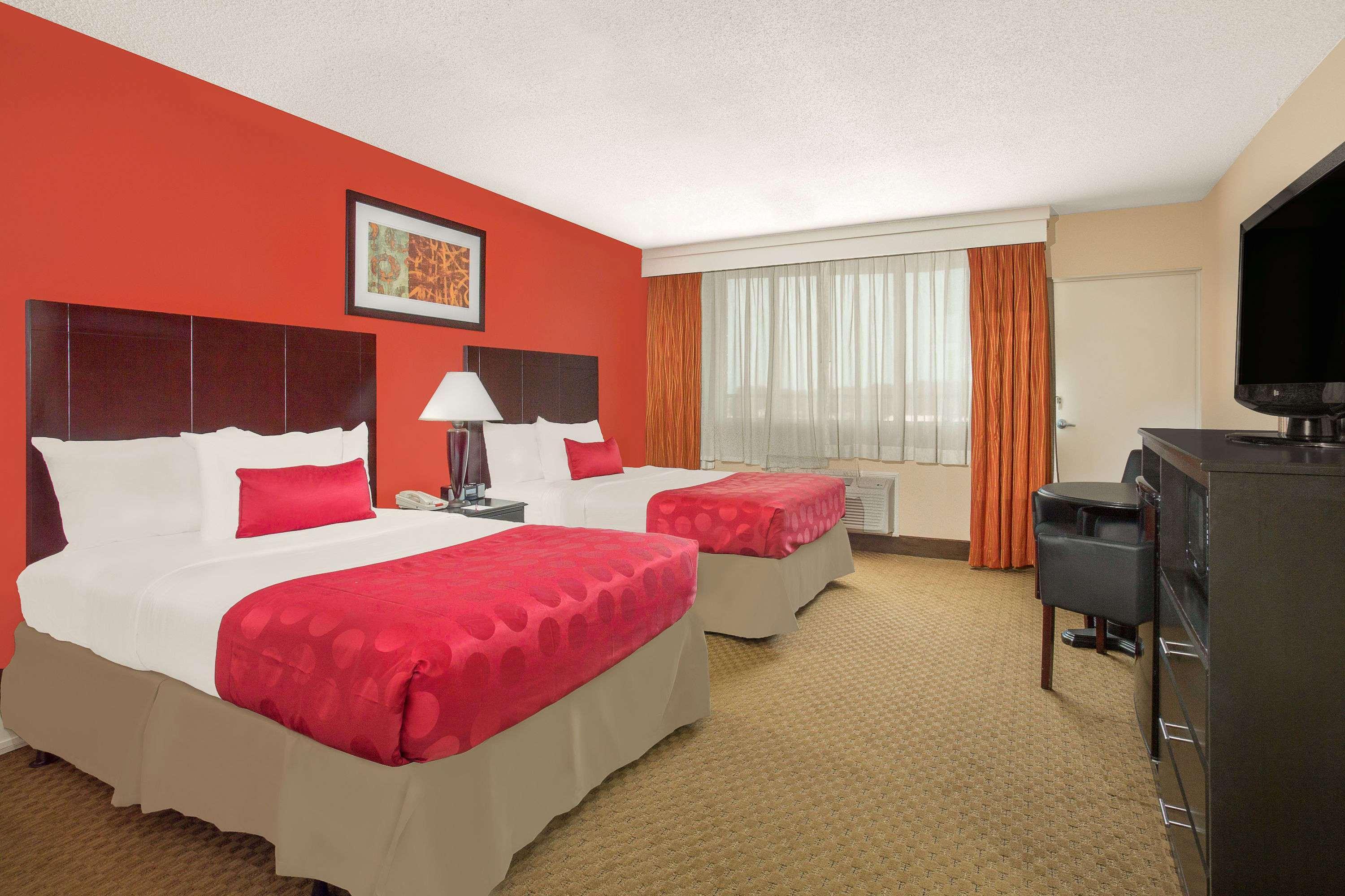 Ramada Plaza By Wyndham Fayetteville Fort Bragg Area Extérieur photo