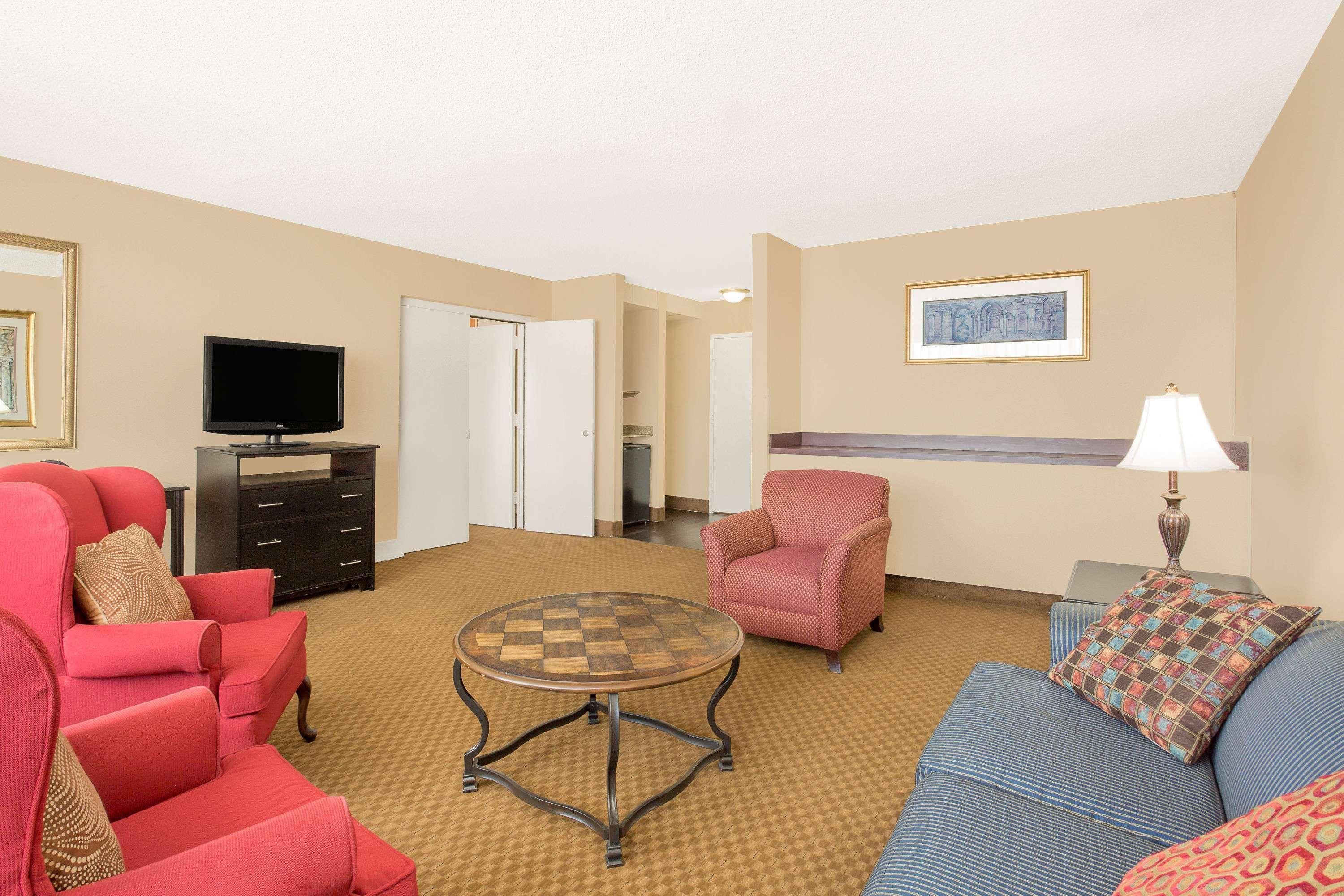 Ramada Plaza By Wyndham Fayetteville Fort Bragg Area Extérieur photo