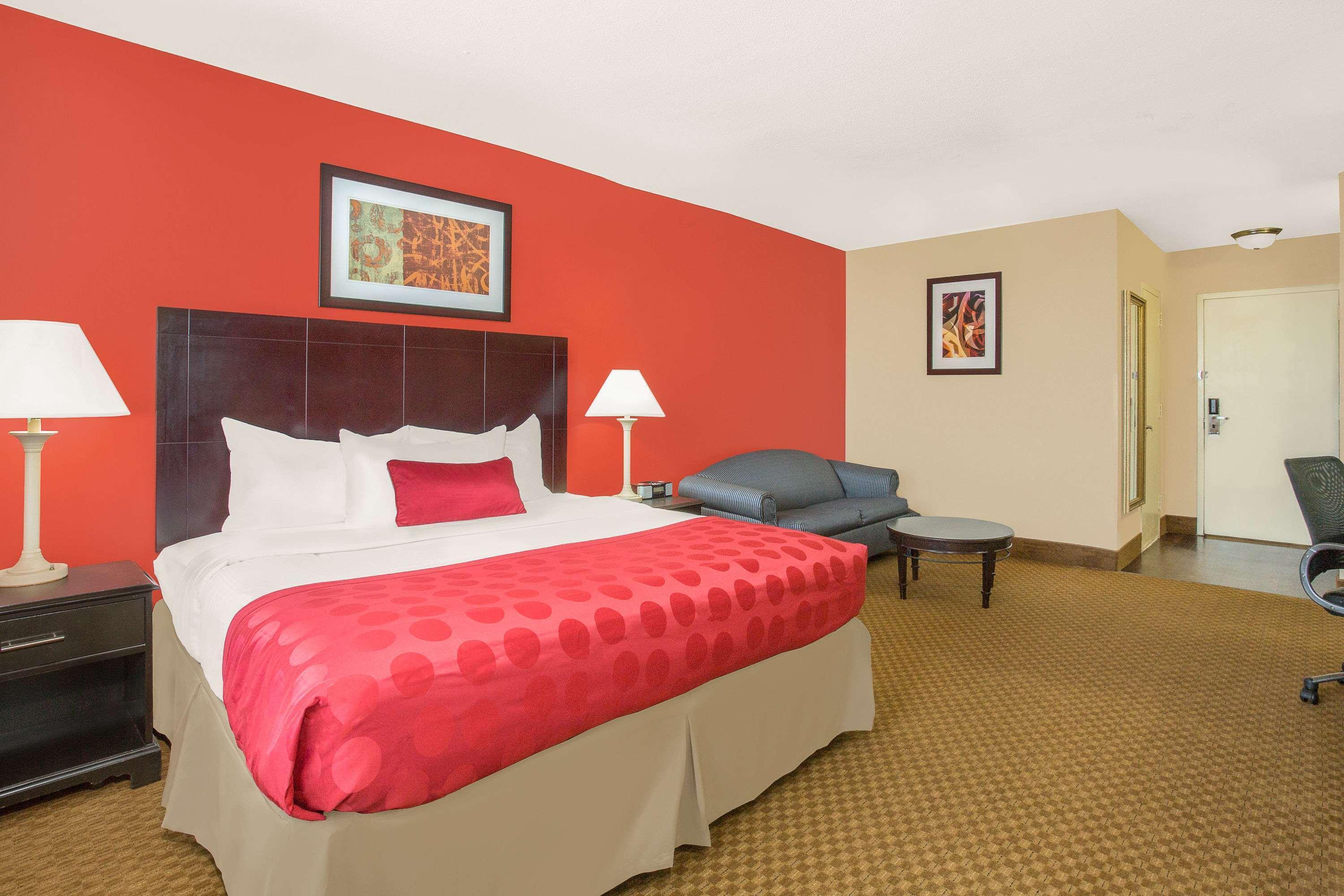 Ramada Plaza By Wyndham Fayetteville Fort Bragg Area Extérieur photo