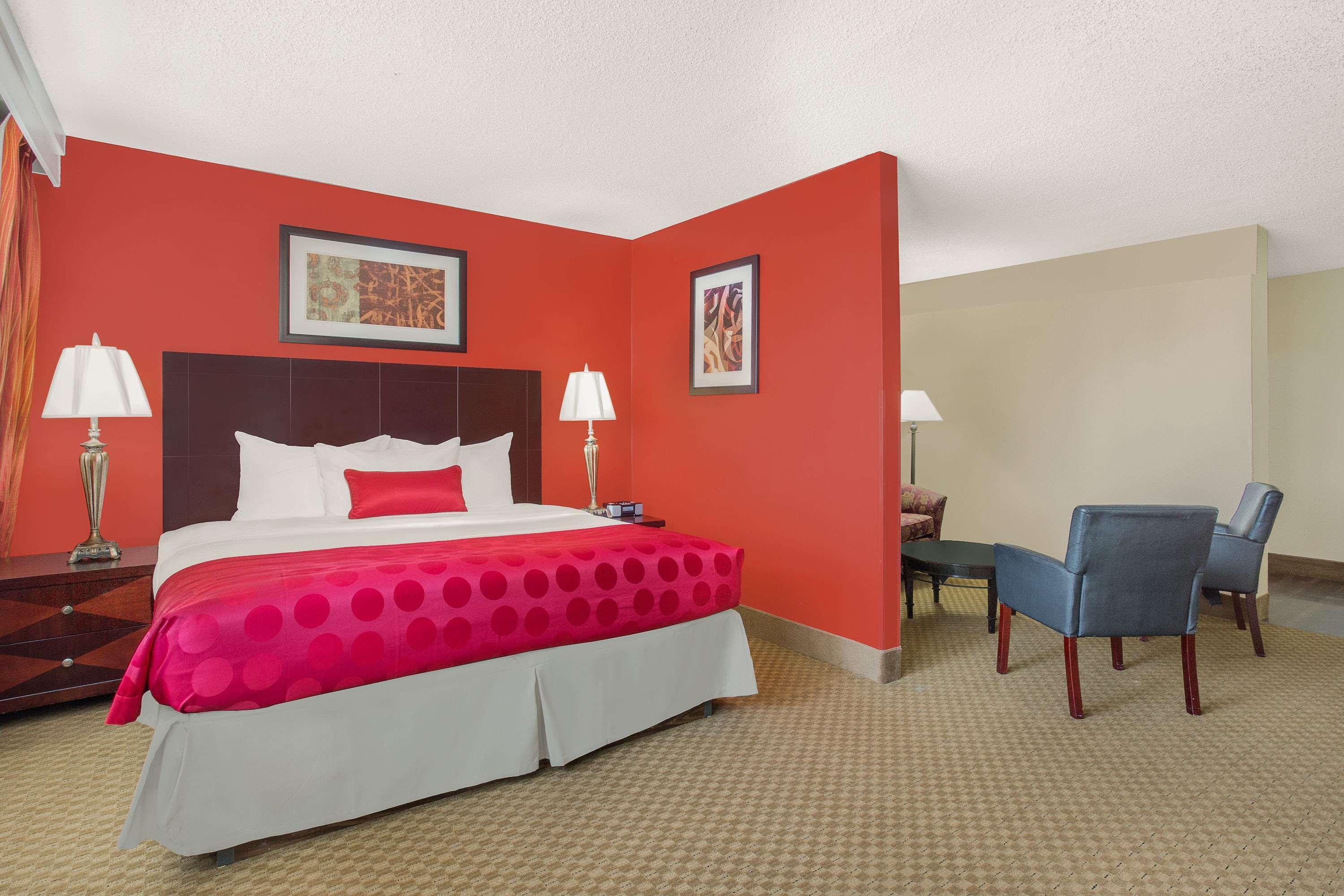 Ramada Plaza By Wyndham Fayetteville Fort Bragg Area Extérieur photo