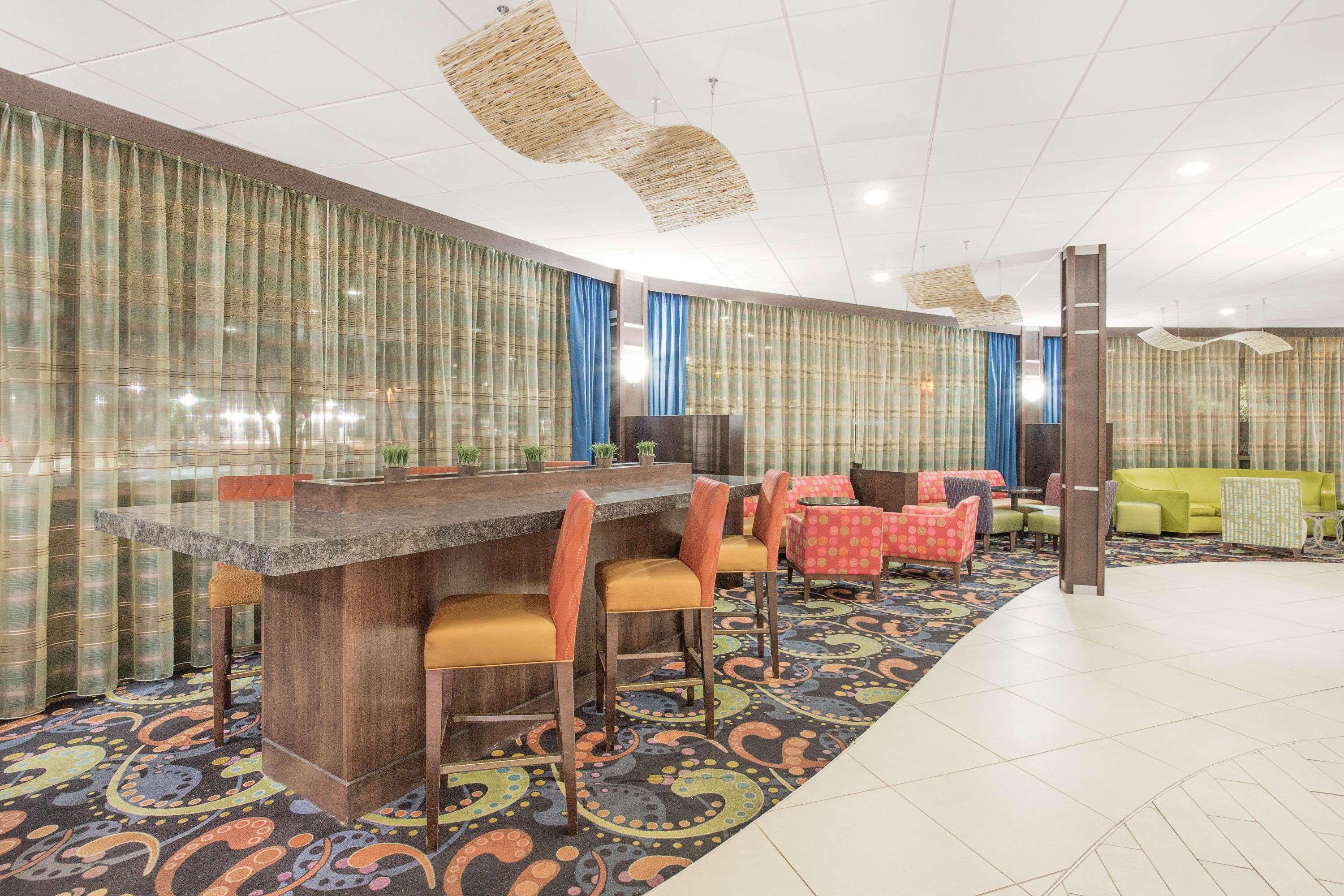 Ramada Plaza By Wyndham Fayetteville Fort Bragg Area Extérieur photo