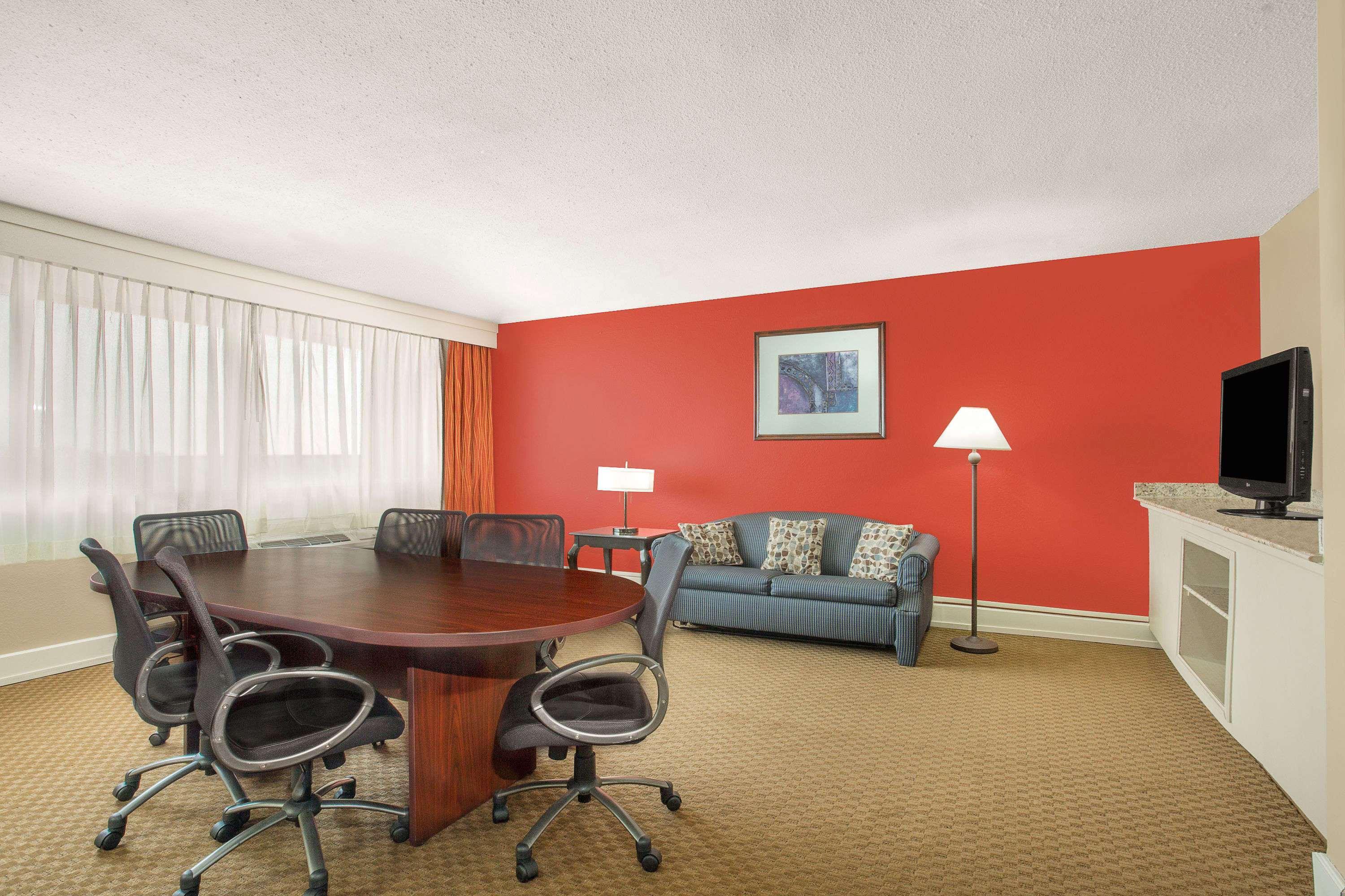 Ramada Plaza By Wyndham Fayetteville Fort Bragg Area Extérieur photo