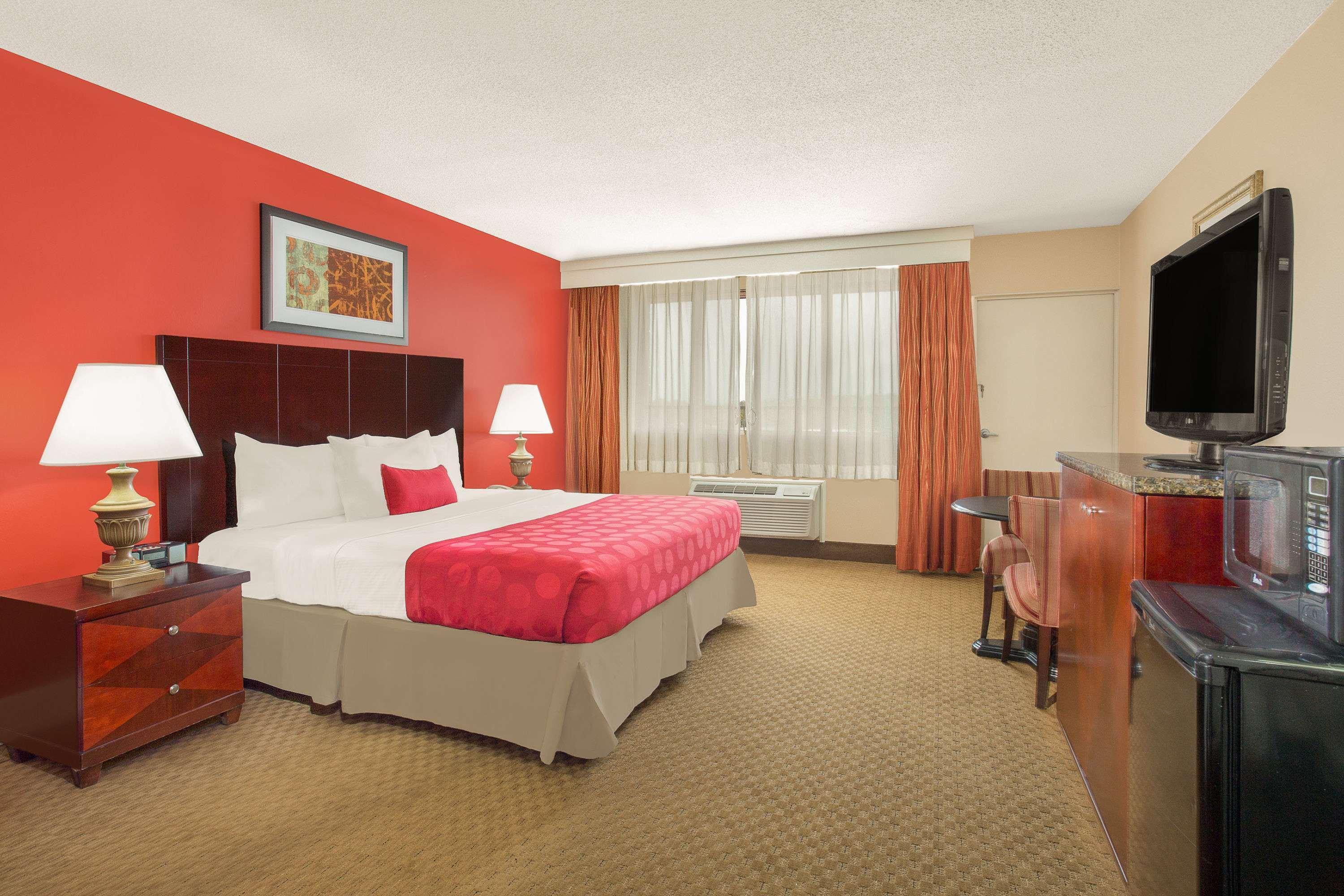 Ramada Plaza By Wyndham Fayetteville Fort Bragg Area Extérieur photo