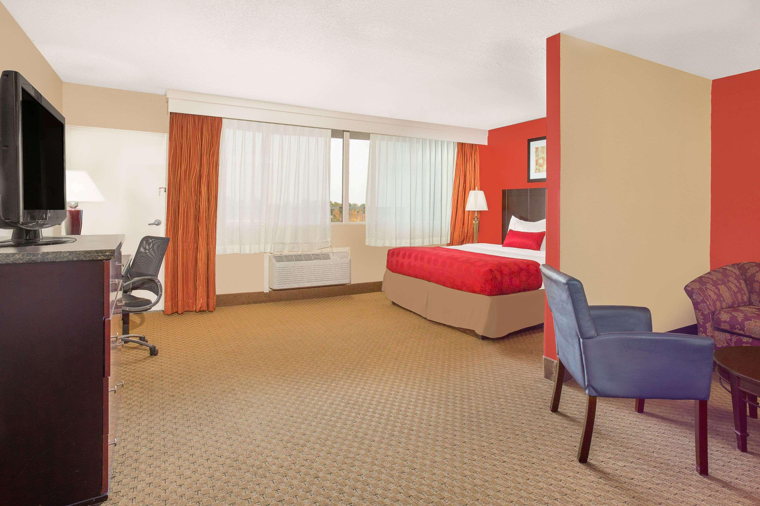 Ramada Plaza By Wyndham Fayetteville Fort Bragg Area Extérieur photo