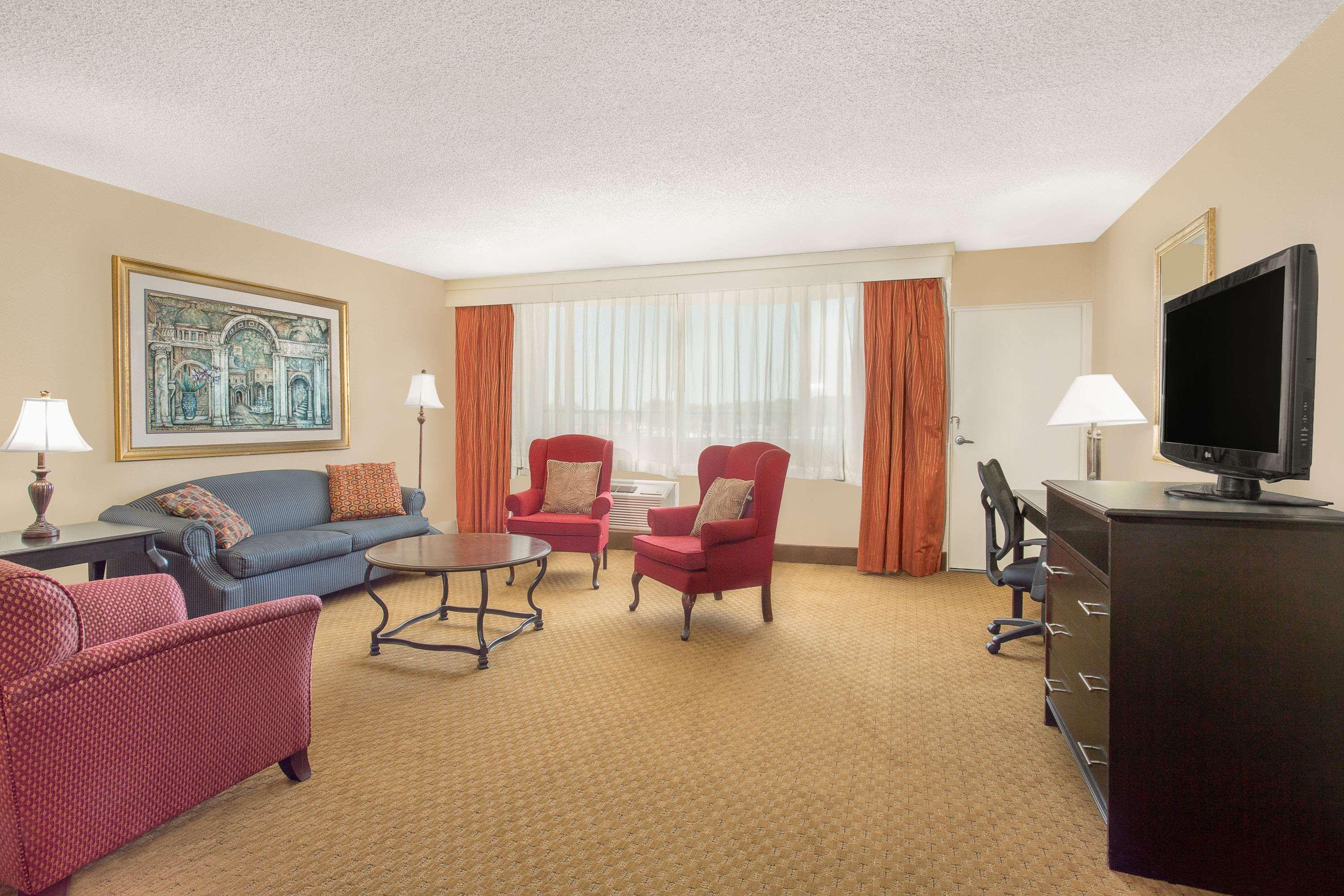 Ramada Plaza By Wyndham Fayetteville Fort Bragg Area Extérieur photo