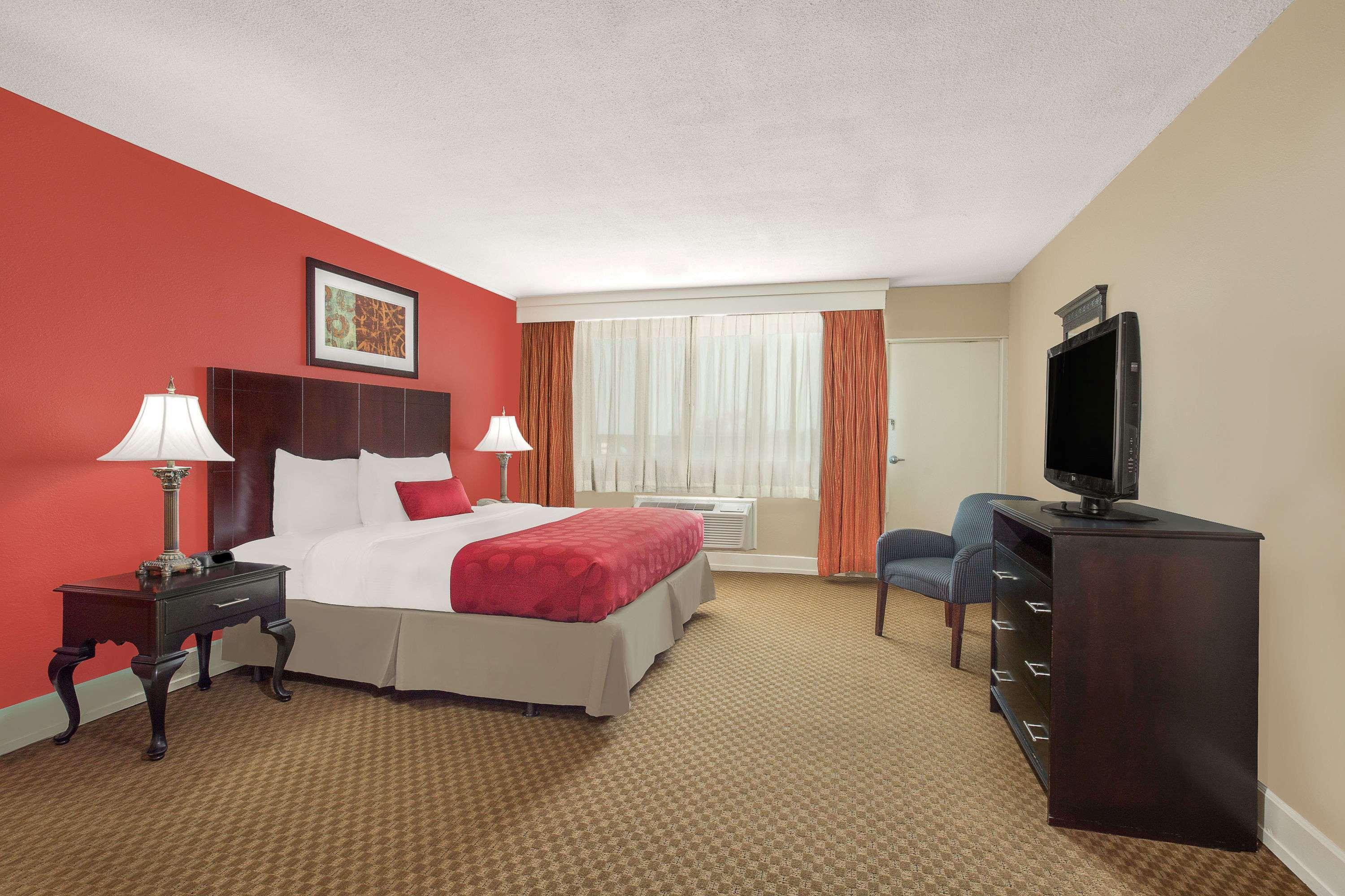 Ramada Plaza By Wyndham Fayetteville Fort Bragg Area Extérieur photo